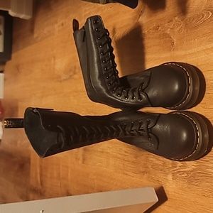 Doc Martens 14 Eyelet Boot